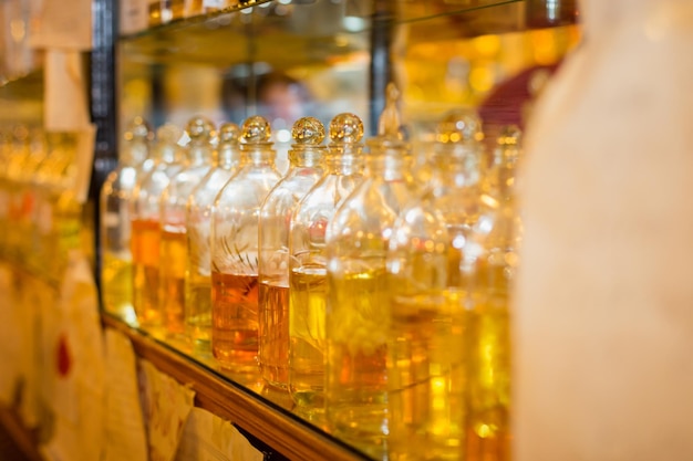 Glazen parfumflesjes op basis van oliën op de Bazaar-markt Aroma-parfum etherische oliën in glazen vaten