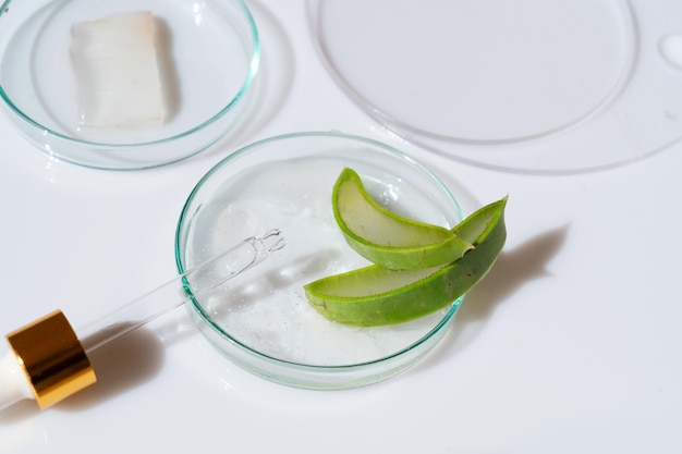 Glazen petrischaaltje met transparant puur serum voor huidverzorging
