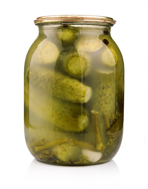 Glazen pot bewaard gebleven komkommers geïsoleerd