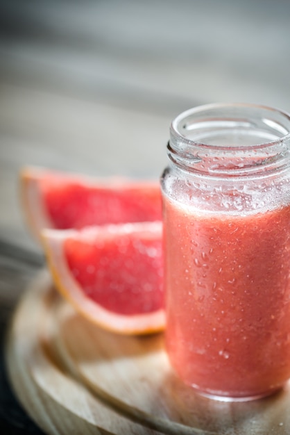 Glazen pot grapefruit smoothie