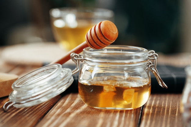 Glazen pot honing op houten keukentafel