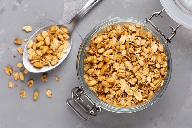 Glazen pot met granola op tafel