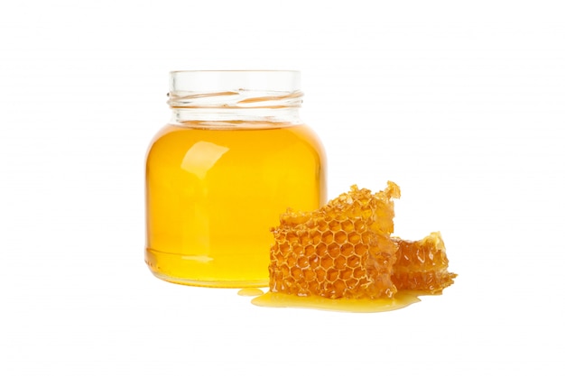 Glazen pot met honing en honingraten geïsoleerd op een witte achtergrond