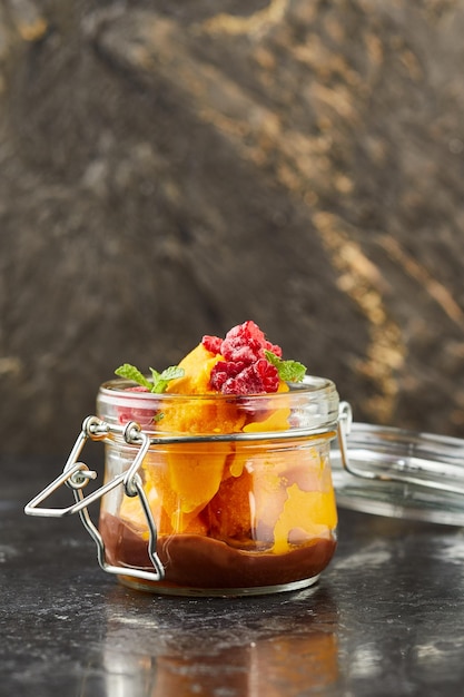 Glazen pot sorbet met bevroren fruit