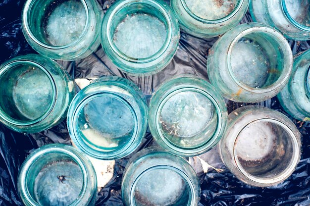 Glazen potten, bovenaanzicht, Prullenbak. Het concept van ecologie, recycling en gescheiden inzameling van afval.