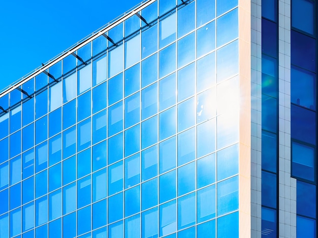 Glazen ramen die de blauwe lucht weerspiegelen als detail van moderne architectuur