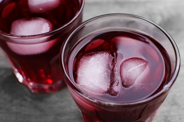 Glazen rood sodawater op houten tafel close-up