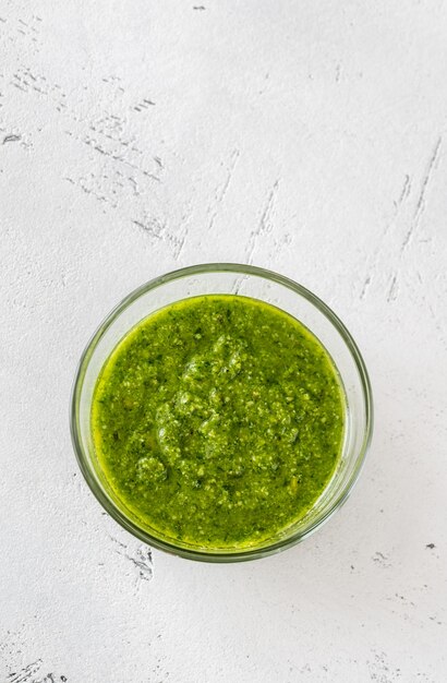 Glazen schaal pesto - beroemde Italiaanse saus