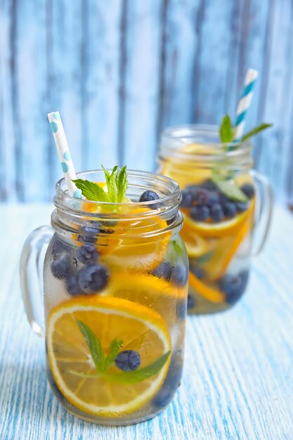 Glazen sinaasappel en bosbessen detox water