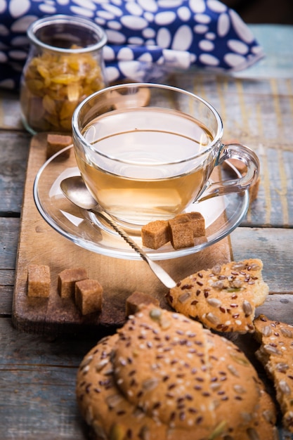 Glazen theekopje met koekjeskoekjes