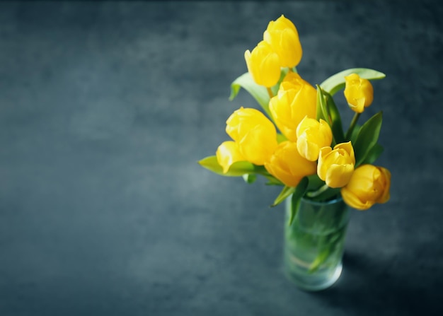 Glazen vaas met boeket van mooie tulpen op kleur achtergrond