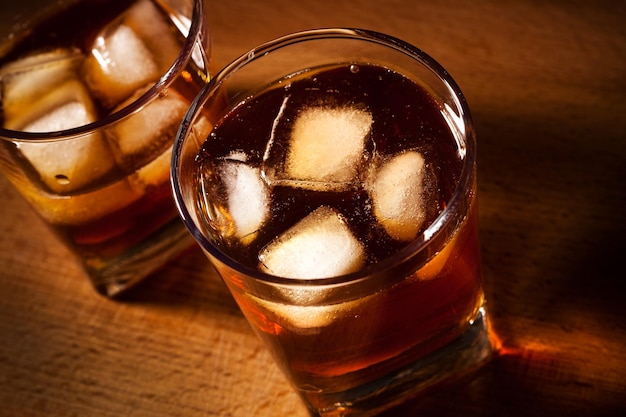 glazen van whisky op een houten tafel