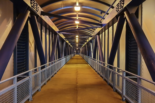 Glazen voetgangersbrug over het viaduct. Overdekte tunnel voor voetgangersoversteekplaatsen