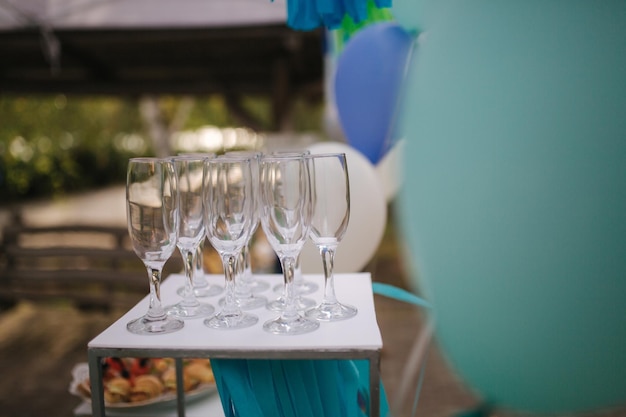 Glazen voor champagne op terras op tafel feest