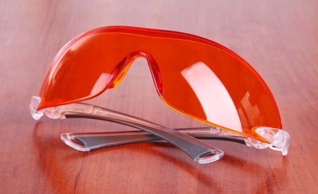 Glazen wetenschapper op houten achtergrond