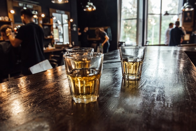 Glazen whisky op tafel in de kapperszaak