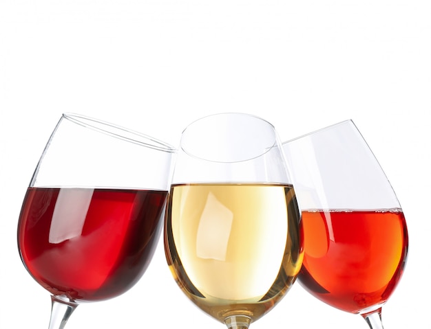 Glazen wijn geïsoleerd op een witte achtergrond