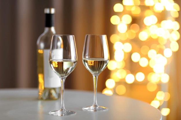 Glazen wijn op romantische onscherpe achtergrond