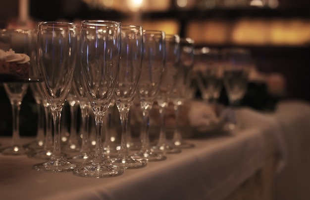 Glazen wijnglazen op tafel geserveerd voor de receptie in het restaurant