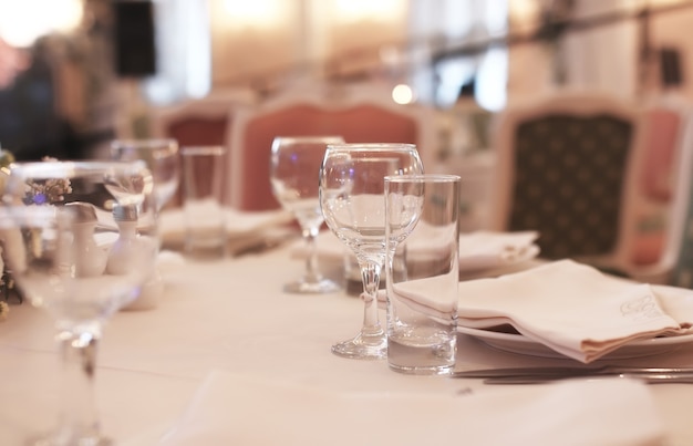 Glazen wijnglazen op tafel geserveerd voor de receptie in het restaurant