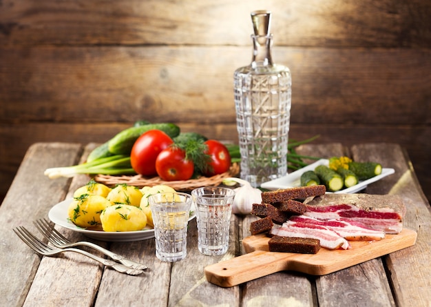 Glazen wodka met diverse traditionele snack