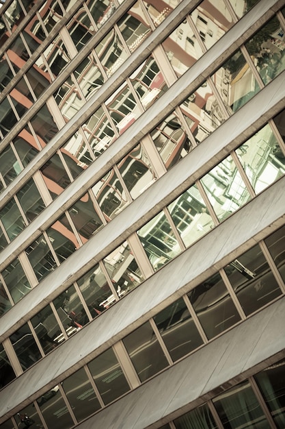 Glazen wolkenkrabber gebouw gevel met straatreflecties