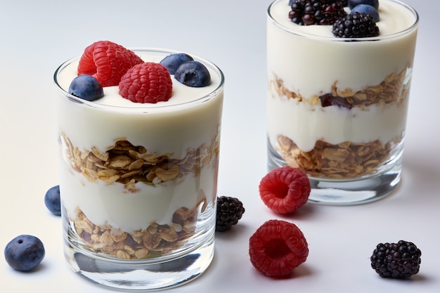 Glazen yoghurt en muesli met vers fruit