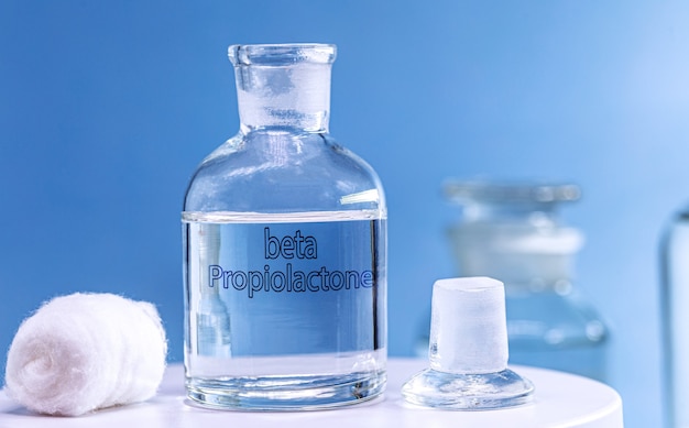 Glazen ziekenhuiscontainer met ontsmettingsmiddel, geschreven in het Engels waterstofperoxide.
