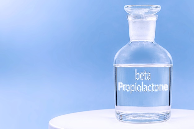 Glazen ziekenhuiscontainer met ontsmettingsmiddel, geschreven in het Engels waterstofperoxide.