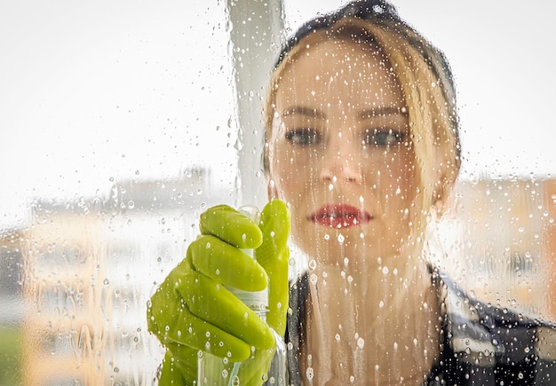 Glazenwasser close-up van druppels spray voor het wassen van ramen op glas