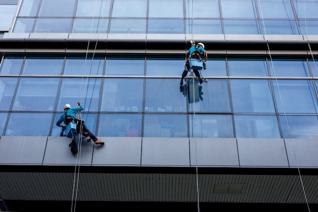 Foto glazenwasser die aan een glas werkt.