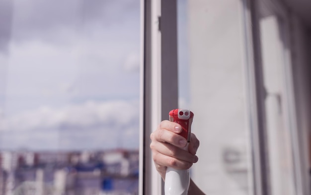 Glazenwasser in een plastic fles