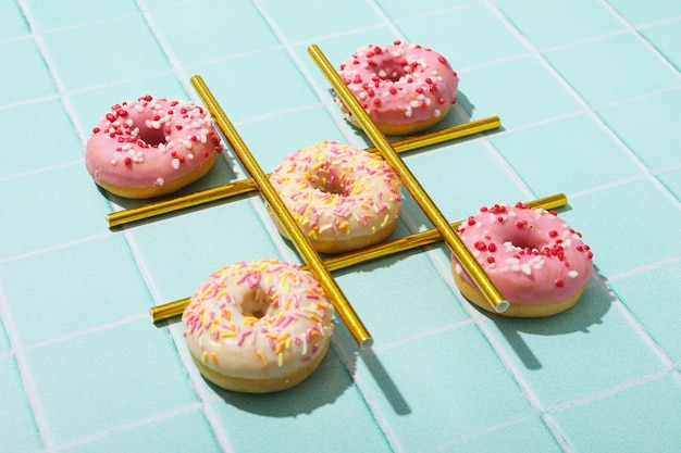 Glazuurde donuts en rietjes op blauwe achtergrond