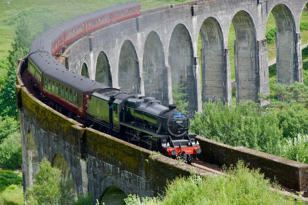 Foto glenfinnan viaduct con una portata curva di 21 archi presente in diversi film di harry potter