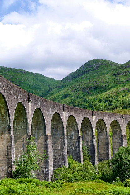 Foto glenfinnan viaduct con una portata curva di 21 archi presente in diversi film di harry potter