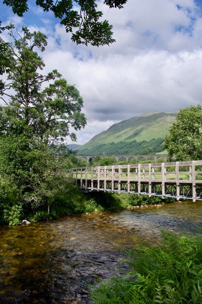 Foto glenfinnan viaduct con una portata curva di 21 archi presente in diversi film di harry potter