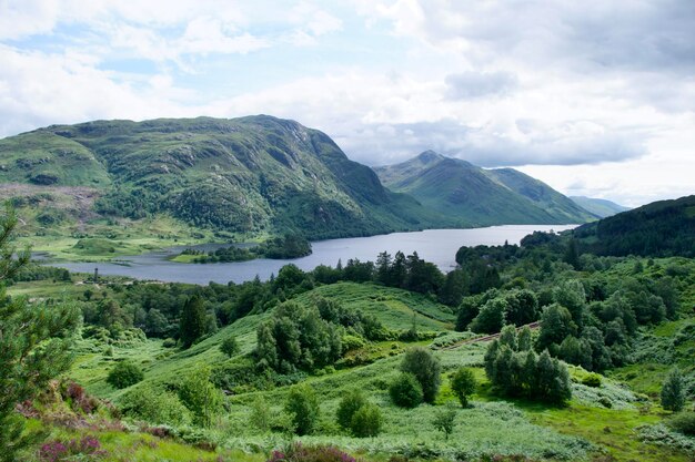 Foto glenfinnan viaduct con una portata curva di 21 archi presente in diversi film di harry potter