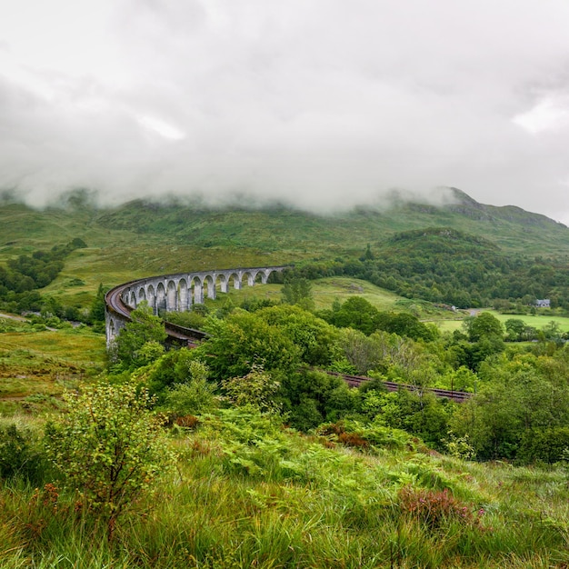 Glenfinnanviaduct in Schotland op bewolkte dag.