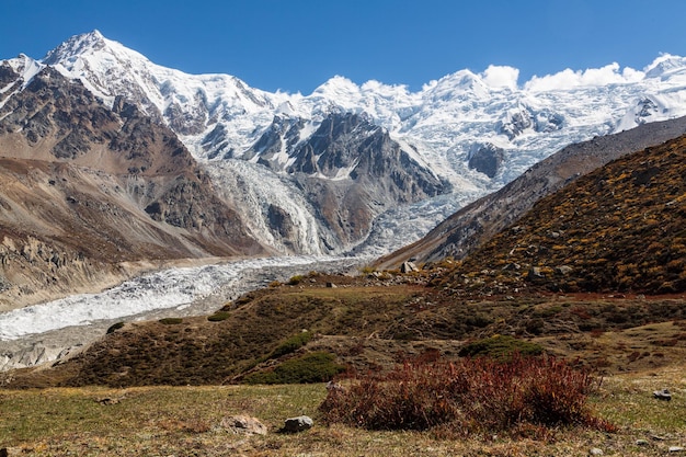 Gletsjer en Nanga Parbat klonken in de herfst. Himalaya, Pakistan