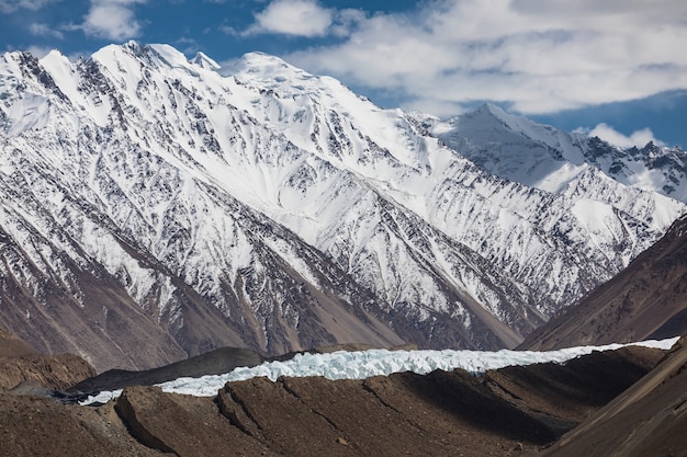 Foto gletsjer in karakorum-gebergte shimshal-regio droog landschap foto van hoge kwaliteit