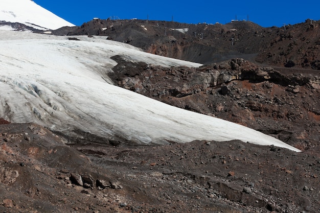 Foto gletsjer op de helling van de berg elbrus in de noordelijke kaukasus in rusland.