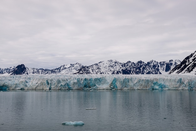 Gletsjer op Svalbard, Arctic - uitzicht vanaf expeditie schip