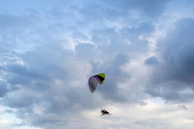 Glijschermvlucht op de achtergrond van de hemel met wolken