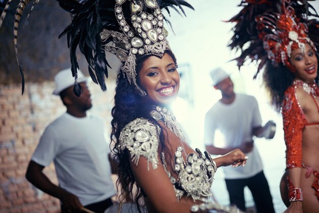 Foto glimlach carnaval of gelukkige vrouw in kostuum of portret voor feest muziek cultuur of band in brazilië evenement avond of trots meisje danseres met mode op festival parade of show in rio de janeiro