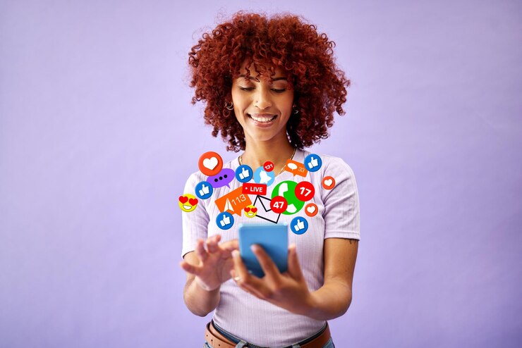 Foto glimlach chat en een vrouw met een telefoon voor sociale media netwerken of digitale marketing gelukkige reactie en een meisje lezen op een mobiele met een melding icoon op een paarse achtergrond voor een app