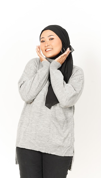 Glimlach en kijken naar de camera van mooie Aziatische vrouw die hijab draagt geïsoleerd op een witte achtergrond