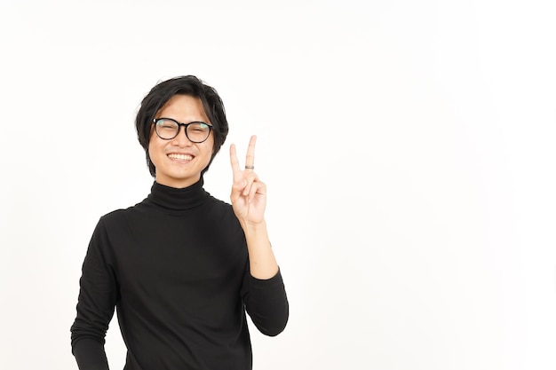 Glimlach en vredesteken tonen van knappe Aziatische man geïsoleerd op een witte achtergrond
