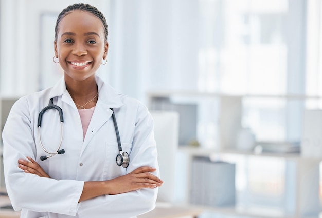 Glimlach medisch en armen gekruist met portret van arts en mockup in spreekkamer voor innovatieve chirurgie en geneeskunde Gezondheidszorghulp en visie met zwarte vrouw in ziekenhuis voor pandemisch virus