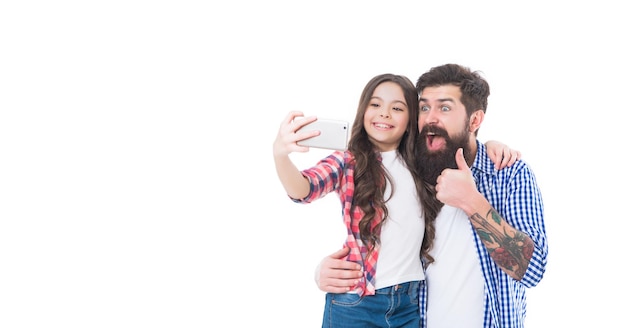 Glimlach naar de camera Meisjeskind en bebaarde man nemen selfie met telefoon Mobiele selfie Thumbs up