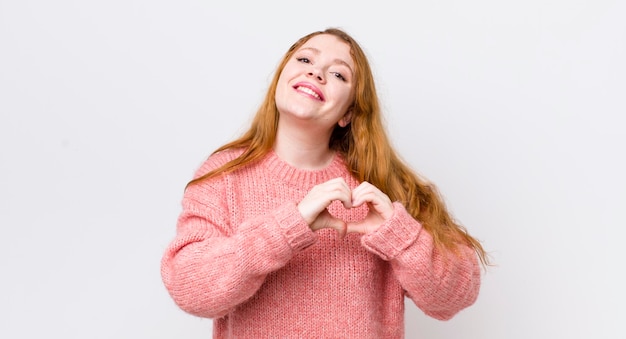 glimlachen en gelukkig voelen schattig romantisch en verliefd hartvorm maken met beide handen